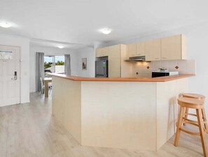 Private kitchen - Mermaid Beach Resort Stay + 2BR + Balcony & Pool (Gold Coast)