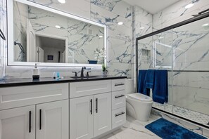 Shower, hair dryer, towels, soap - Cozy Apartment close to Disney Parks (kissimmee)
