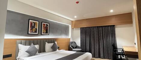 Standard-huone, kaupunkinäköala | Työpöytä, ilmainen Wi-Fi