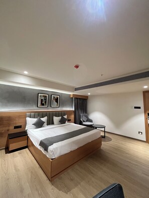 Standard Room, City View | In-room safe, desk, soundproofing, iron/ironing board