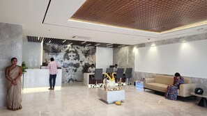 Lobby - Hotel Tulips Grand (Hyderabad)