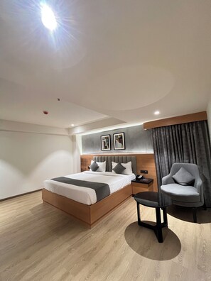Standard Room, City View | In-room safe, desk, soundproofing, iron/ironing board