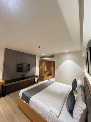Standard Room, City View | In-room safe, desk, soundproofing, iron/ironing board