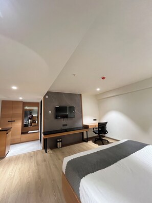 Chambre Standard, vue sur la ville | Coffre-fort, bureau, système d’insonorisation, fer et planche à repasser