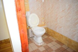 Habitación individual Deluxe | Baño | Ducha, zapatillas, toallas y jabón