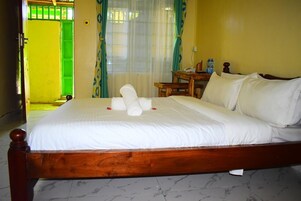 Quarto casal luxo | Wi-Fi de cortesia, roupa de cama