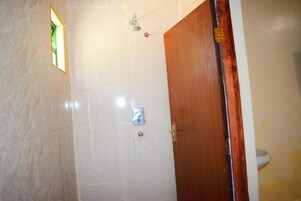 Ducha, pantuflas, toallas, jabón