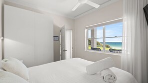 4 bedrooms, iron/ironing board, free WiFi, bed sheets - Beachfront Sunrise in Wamberal (Wamberal)