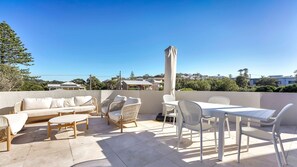 Outdoor dining - Beachfront Sunrise in Wamberal (Wamberal)