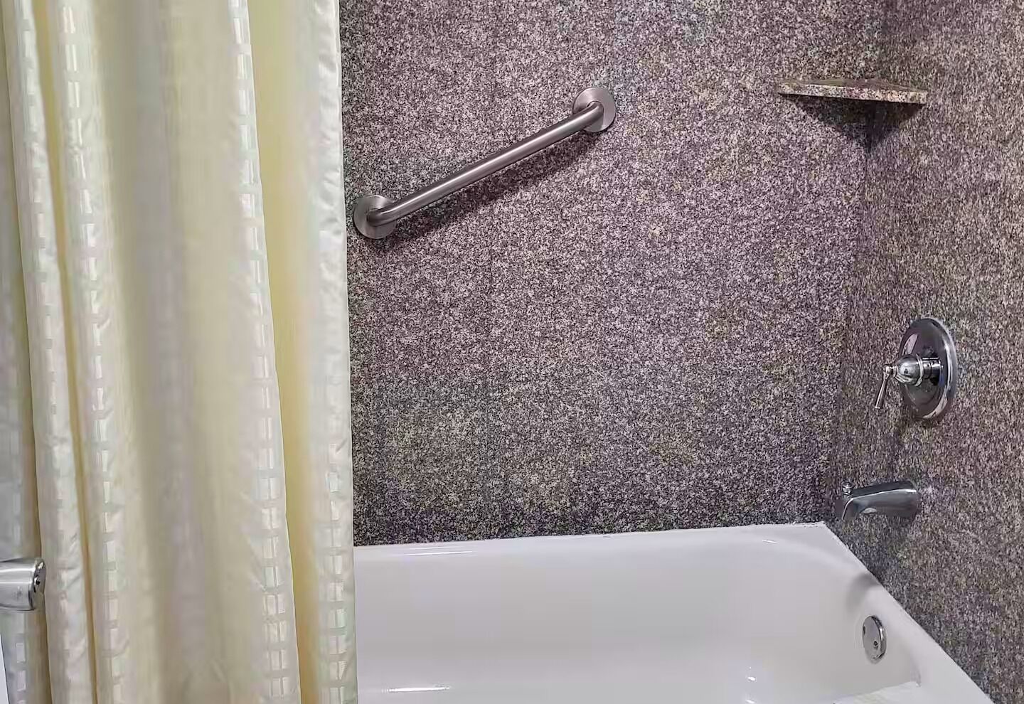Sèche-cheveux, serviettes fournies, savon, papier toilette