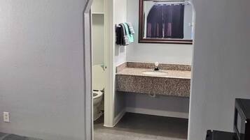 SĂšche-cheveux, serviettes fournies, savon, papier toilette