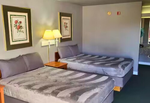 Room 126 - 2 Double Beds