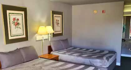 Room 125 - 2 Double Beds