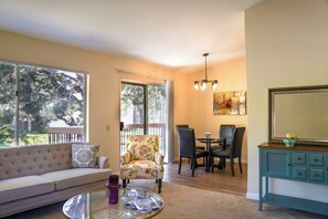 Smart TV - Bright Second-Floor 2 Bed, 2 Bath Condo in Prime 92122 Location, Near UCSD, UTC (San Diego)
