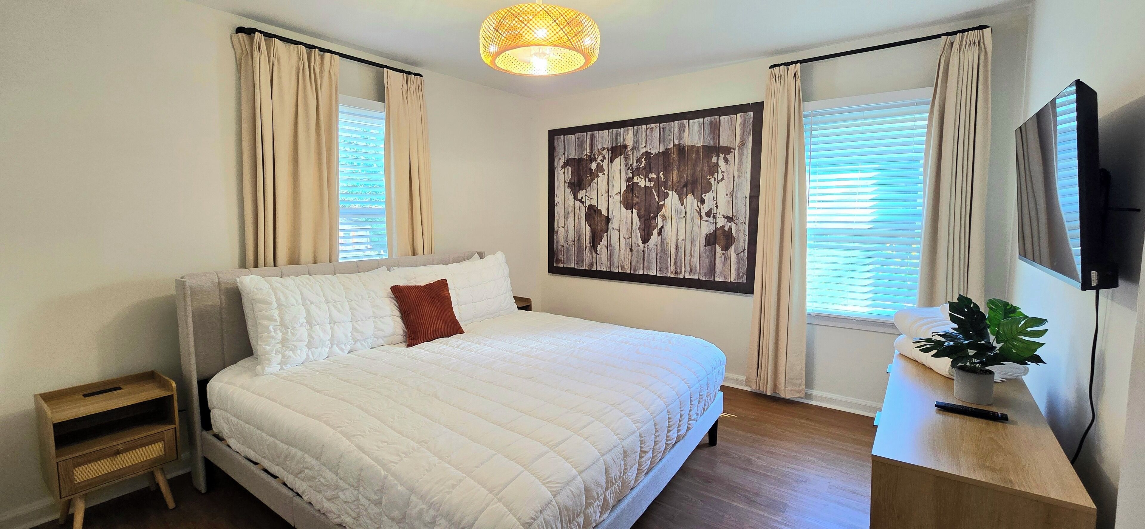 Planxa i posts de planxar, wifi i roba de llit 