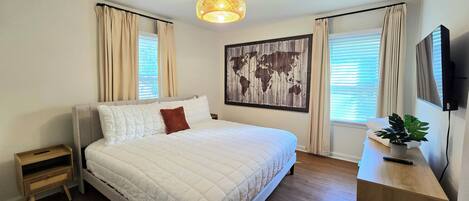 Tabla de planchar con plancha, wifi, ropa de cama