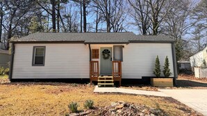 Exterior - Cozy & Stylish Home near Atlanta (Forest Park)