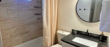 SĂšche-cheveux, serviettes fournies, savon, papier toilette