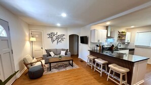 A modern apartment with a living room, kitchen, and dining area. - Cozy & Stylish Home near Atlanta (Forest Park)