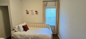 Iron/ironing board, WiFi, bed sheets - Cozy & Stylish Home near Atlanta (Forest Park)