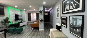 Stylish Cozy 2-bedroom with Bar, Yard, Private Parking Near JFK/Queens
