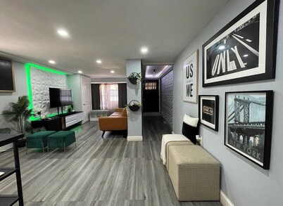 Stylish Cozy 2-bedroom with Bar, Yard, Private Parking Near JFK/Queens