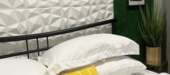 Stylish Cozy 2-bedroom with Bar, Yard, Private Parking Near JFK/Queens