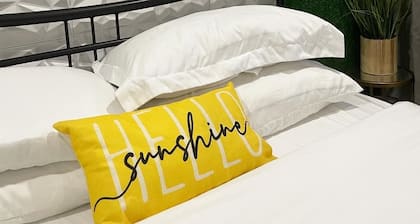 Stylish Cozy 2-bedroom with Bar, Yard, Private Parking Near JFK/Queens