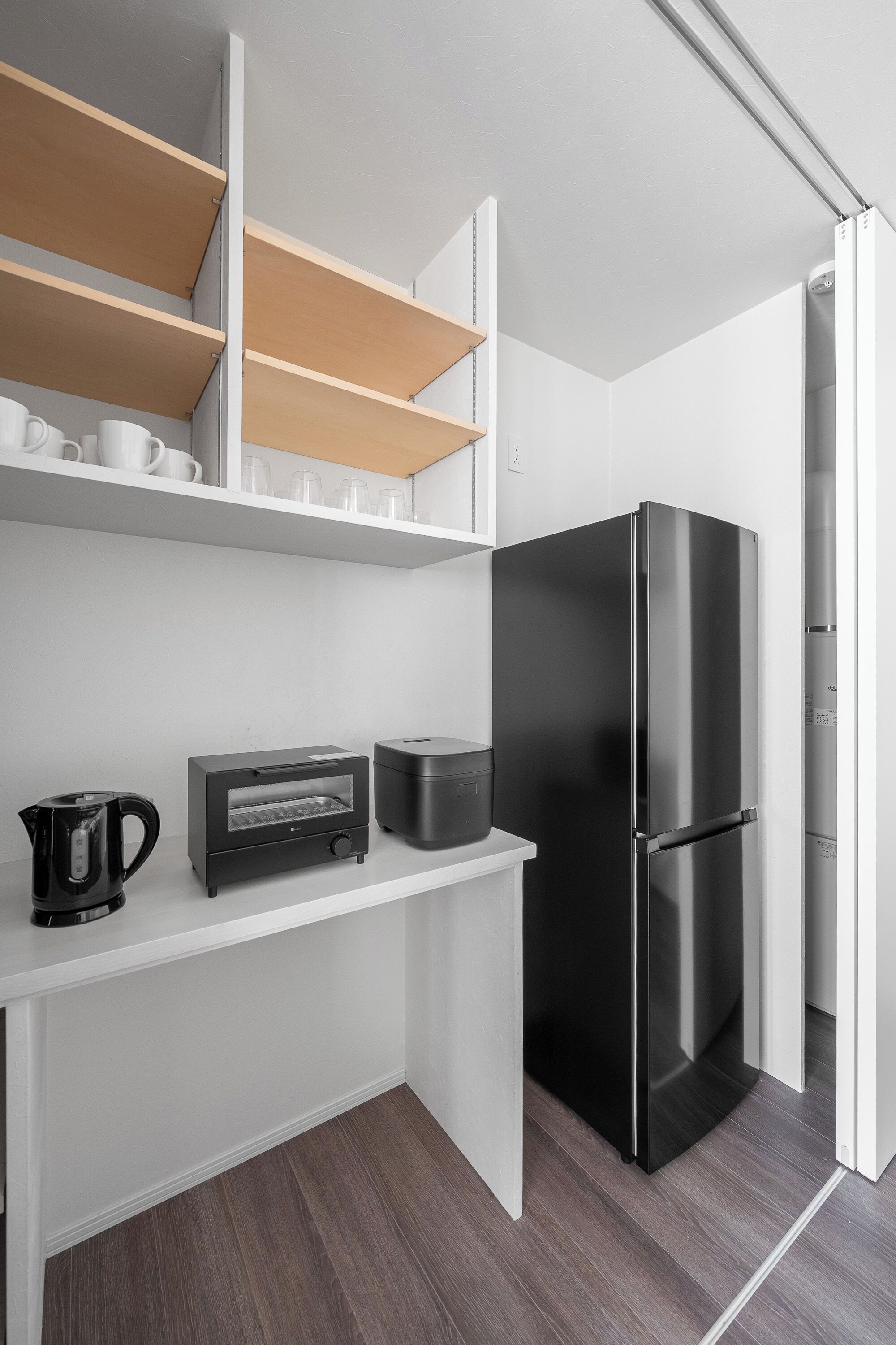 Een koelkast, een magnetron, een kookplaat, een kinderstoel