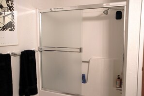 Dusche, Haartrockner, Bidet, Handtücher