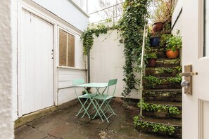 Outdoor dining - Cosy Garden Flat with work space in Montpelier (Bristol)