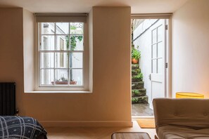 Interior - Cosy Garden Flat with work space in Montpelier (Bristol)