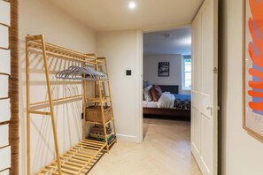 Iron/ironing board, Internet, bed sheets - Cosy Garden Flat with work space in Montpelier (Bristol)