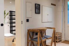 Dining - Cosy Garden Flat with work space in Montpelier (Bristol)