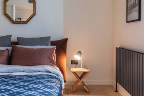 Iron/ironing board, Internet, bed sheets - Cosy Garden Flat with work space in Montpelier (Bristol)