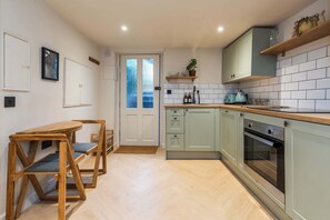 Fridge, microwave, oven, stovetop - Cosy Garden Flat with work space in Montpelier (Bristol)