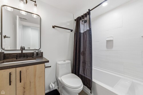 Stylish 3BR Retreat in Chicago’s Vibrant Medical District.