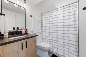 Sèche-cheveux, serviettes fournies, savon, papier toilette