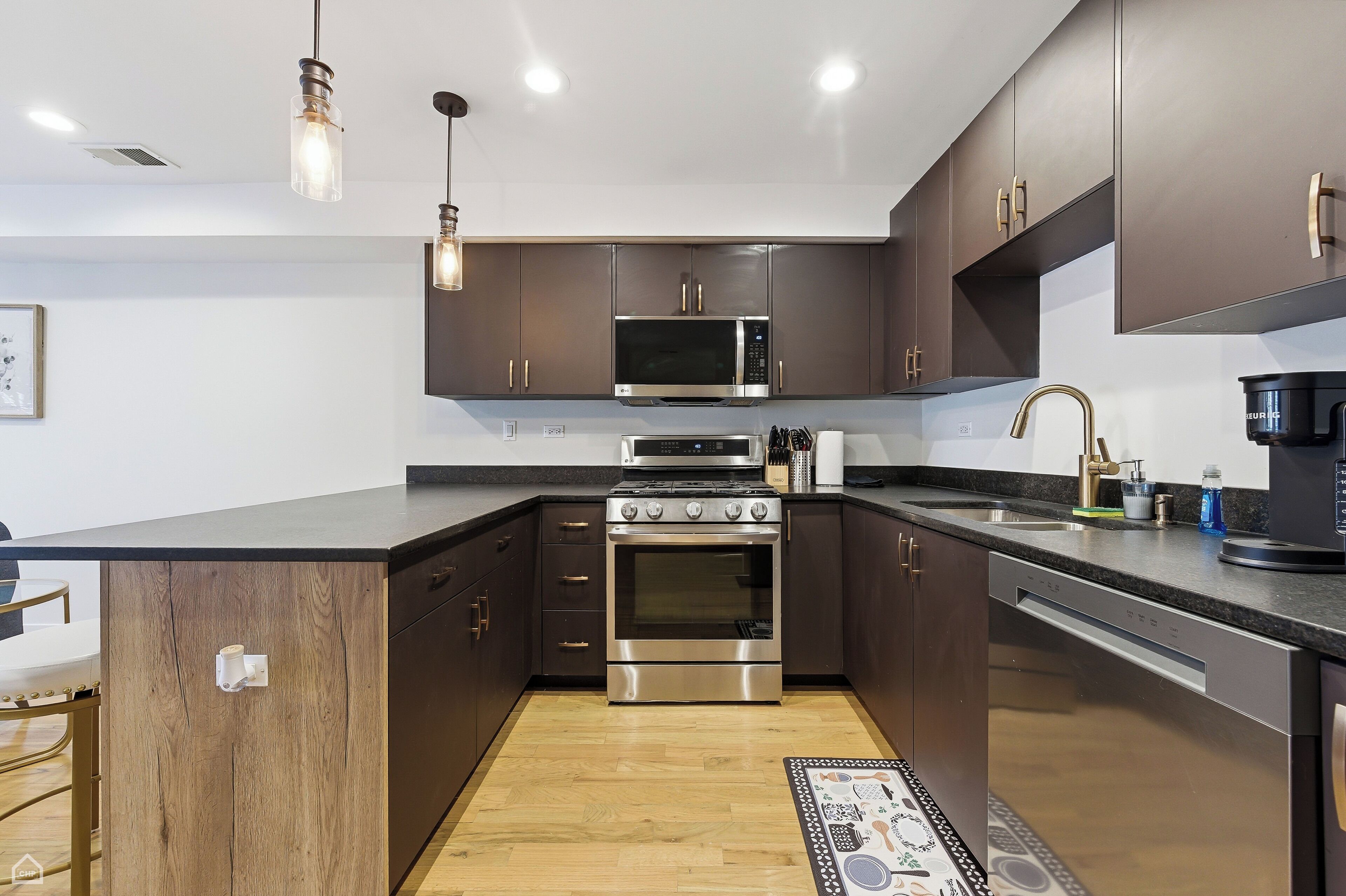 Mikrovågsugn, ugn, spishäll och diskmaskin