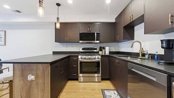 Mikrovågsugn, ugn, spishäll och diskmaskin