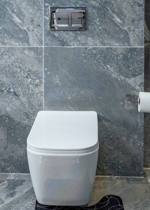 Shower, towels, toilet paper - FB-Canatal Luxury Apartments (Cape Town)
