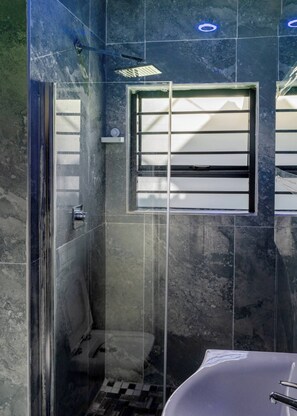 Shower, towels, toilet paper - FB-Canatal Luxury Apartments (Cape Town)