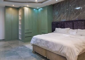 Iron/ironing board, WiFi - FB-Canatal Luxury Apartments (Cape Town)