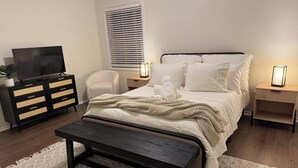 3 slaapkamers, een strijkplank/strijkijzer, gratis wifi, beddengoed