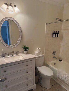 Shower, hair dryer, towels, soap - Heated Swimming Pool + Hot Tub + Privacy (Owensboro)