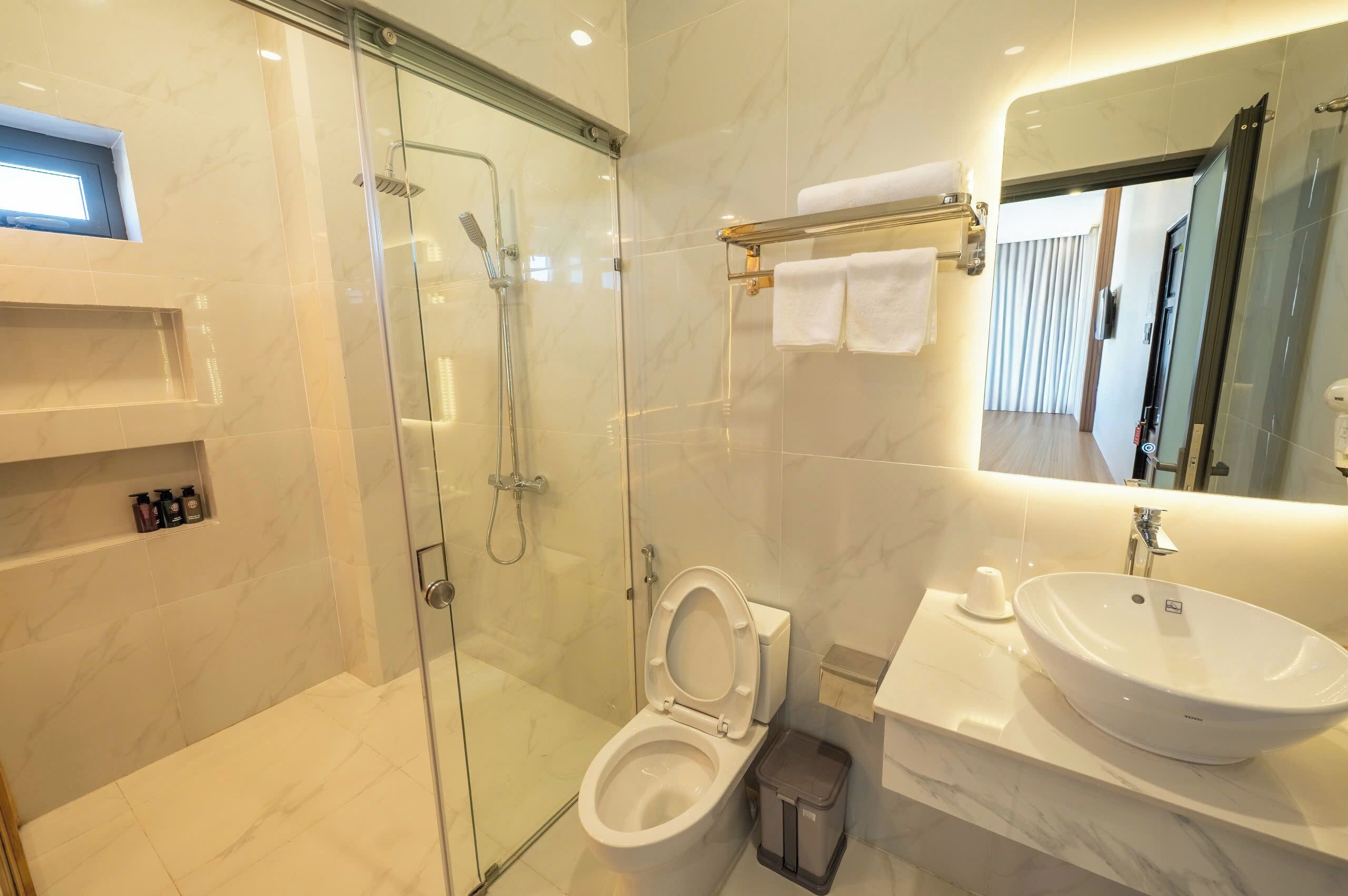 Phòng Cao cấp, quang cảnh thành phố | Phòng tắm | Buồng tắm vòi sen, máy sấy tóc, khăn tắm, xà phòng 