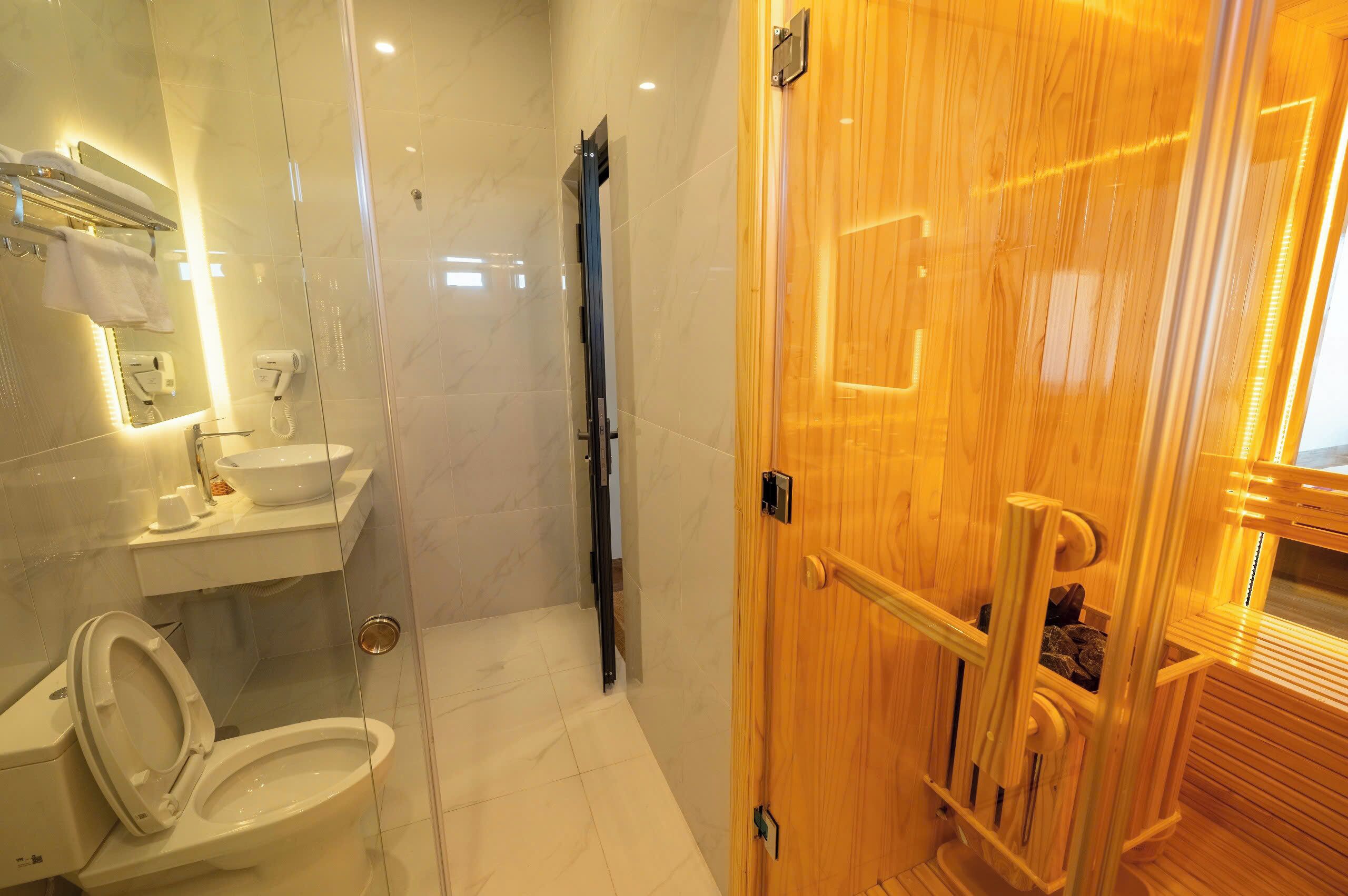 Kamar Mewah, pemandangan kota | Kamar mandi | Shower, pengering rambut, handuk, dan sabun