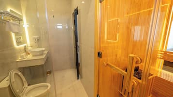 Kamar Mewah, pemandangan kota | Kamar mandi | Shower, pengering rambut, handuk, dan sabun