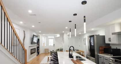 Serene 4-bedroom condo with AC in vibrant Washington