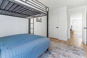 3 chambres, bureau, fer et planche à repasser, lit parapluie